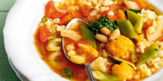 Italienische Minestrone mit Bohnen und Muschelnudeln Italienische Minestrone mit Bohnen und Muschelnudeln