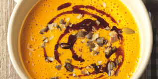 Kürbiscremesuppe mit steirischem Kernöl und gerösteten Kürbiskernen