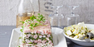 Schinkens&uuml;lze mit Kerbel und Schalotten