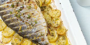 Doraden vom Blech auf Kartoffelscheiben Doraden vom Blech auf Kartoffelscheiben