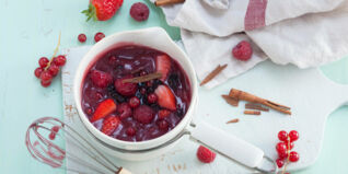 Rote Grütze mit schwarzen Johannisbeeren
