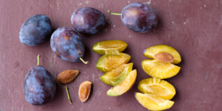 Käsekuchen, Zwetschgen ent- steinen, Step 3 Zwetschgen Unterseite Tipp