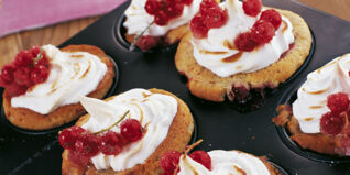Johannisbeer-Muffins mit Baiserhaube Johannisbeer-Muffins mit Baiserhaube