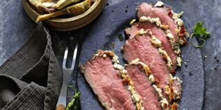 80-Grad-Roastbeef mit Feta-Mandel-Kruste und Artischocken
