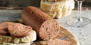 Tofu-Mortadella mit Pistazien Tofu-Mortadella mit Pistazien