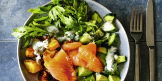 Kartoffel-Lachs-Bowl mit Avocado