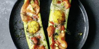 Zucchini mit Ei und Räucherlachs