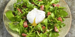 Löwenzahnsalat mit Speck und pochierten Eiern Löwenzahnsalat mit Speck und pochierten Eiern