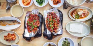 Die Koreanische Küche ist vielfältig. Häufig kommen Meerestiere und allerlei fermentiertes Gemüse (Kimchi) auf den Tisch. Koreanische Rezepte