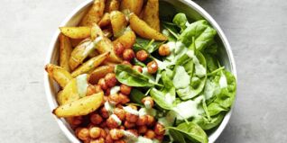 Ofenkartoffel-Spinat-Bowl mit scharfen Kichererbsen und Korianderdressing