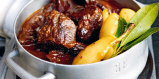 Hirschgulasch mit Kirschwein und Grappabirnen