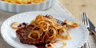 Zwiebelrostbraten mit Kartoffelgratin Zwiebelrostbraten mit Kartoffelgratin