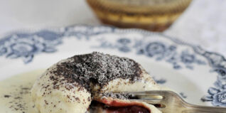 Germknödel mit Vanillesauce und Mohnzucker Germknödel mit Vanillesauce und Mohnzucker