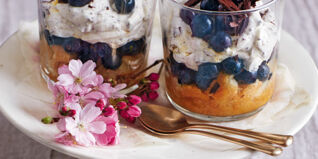 Trifle mit marinierten Beeren und Mascarpone-Schoko-Creme Trifle mit marinierten Beeren und Mascarpone-Schoko-Creme