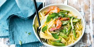 Linguine mit Spargel und Garnelen Linguine mit Spargel und Garnelen