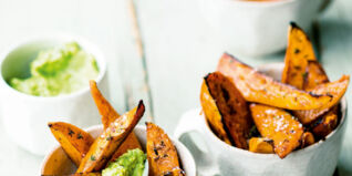 S&uuml;&szlig;kartoffel-Wedges mit Avocado-Erbsen-Mus