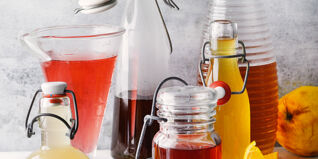 verschiedene-sirup-in-der-flasche verschiedene-sirup-in-der-flasche