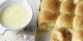 Buchteln mit Dörr-birnenmus und Vanillesauce Buchteln mit Dörr-birnenmus und Vanillesauce