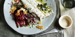 Gebackener Zander und Rote-Bete-Nudeln mit Parmesan-Crunch Gebackener Zander und Rote-Bete-Nudeln mit Parmesan-Crunch