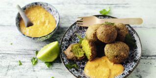 Erbsen-Kurkuma-Falafel mit Paprika-Hummus Erbsen-Kurkuma-Falafel mit Paprika-Hummus