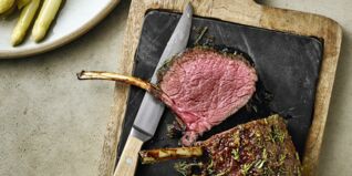 Damwild-Karree mit Ingwer-Kräuter-Kruste und Spargel Damwild-Karree mit Ingwer-Kräuter-Kruste und Spargel