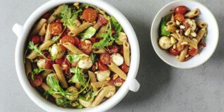 Caprese-Nudelsalat mit Rucola