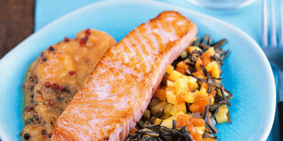 Lachssteaks mit Früchtesalsa und Wildreis