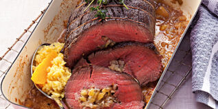 Fruchtig gefüllter Rinderbraten auf Orangenreis Fruchtig gefüllter Rinderbraten auf Orangenreis