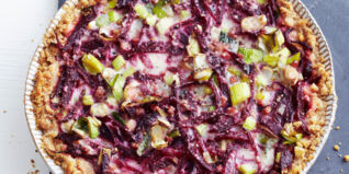 Rote Gemüsetarte mit Speck