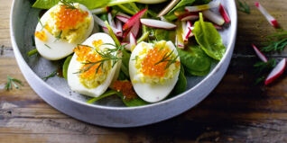 Gefüllte Eier auf Spinatsalat
