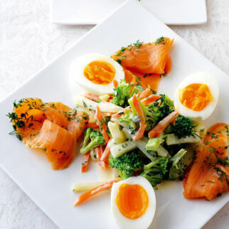 Russischer Salat mit Ei und Lachs