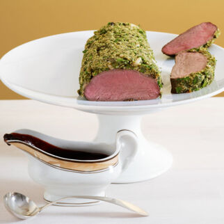 Hirschfilet mit Kräuterkruste und Schokosauce Hirschfilet mit Kräuterkruste und Schokosauce