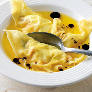 Kürbis-Essenz mit Ricotta-Wan-Tans Kürbis-Essenz mit Ricotta-Wan-Tans