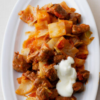 Lammragout mit Weißkohl und Tomaten Lammragout mit Weißkohl und Tomaten