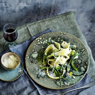 Aglio olio mit Mönchsbart und Schwarzwurzeln Aglio olio mit Mönchsbart und Schwarzwurzeln