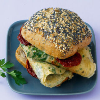 Petersilien-Omelett im Brötchen Petersilien-Omelett im Brötchen