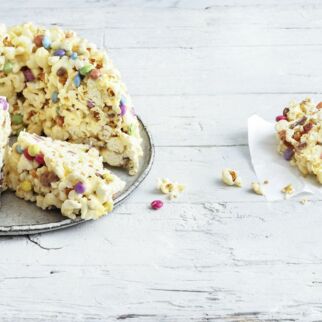 Popcorn-Cake mit Schokolinsen Popcorn-Cake mit Schokolinsen