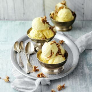»Goldene Milch«-Eismit Mandelkrokant »Goldene Milch«-Eismit Mandelkrokant