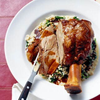 Ganze Kalbshaxe mit Perlgraupengemüse und Spinat Ganze Kalbshaxe mit Perlgraupengemüse und Spinat