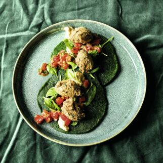 Spinat-Pancakes mit warmer Tomatensalsa, Falafeln und Sesam-Kokos-Creme Spinat-Pancakes mit warmer Tomatensalsa, Falafeln und Sesam-Kokos-Creme