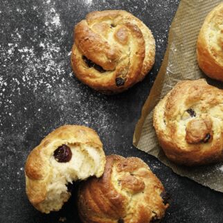 Cranberry-Kokos-Hefeknoten Cranberry-Kokos-Hefeknoten