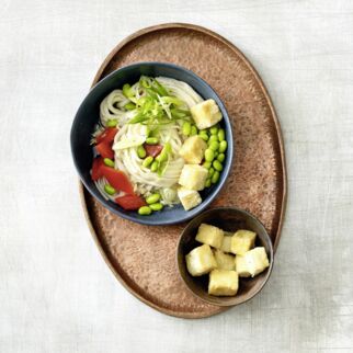 Nudelbowl mit frittierten Tofuwürfeln Nudelbowl mit frittierten Tofuwürfeln