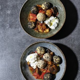 Falafel mit Auberginengemüse und Koriander-Dip Falafel mit Auberginengemüse und Koriander-Dip