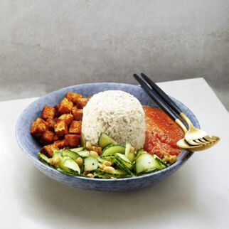 Nasi Campur mit scharfem Linsen-Sambal und Gurkensalat