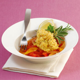 Zitronen-Kräuter-Polenta mit Peperonata Zitronen-Kräuter-Polenta mit Peperonata