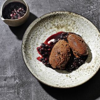 Tonka-Mousse-au-Chocolat mit Heidelbeersauce Tonka-Mousse-au-Chocolat mit Heidelbeersauce