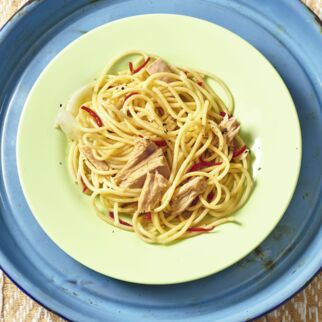 Spaghetti aglio e olio mit Thunfisch Spaghetti aglio e olio mit Thunfisch