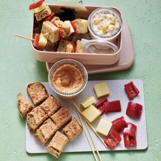 Käsebrotspießchen mit Obstquark