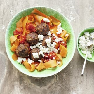 Gemüsenudel-Bowl mit Linsen-Hackbällchen Gemüsenudel-Bowl mit Linsen-Hackbällchen