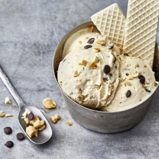 Erdnusseis mit Schokotropfen Erdnusseis mit Schokotropfen
